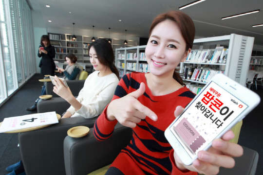 KT는 2년 이상의 올레 모바일 장기 가입자에 '팝콘'(혜택쿠폰) 증정, '패밀리박스' 혜택 강화, 올레멤버십 VIP 서비스 확대 등 혜택을 강화한다고 10일 밝혔다. 회사 모델이 팝콘 쿠폰 제공 등 늘어하는 장기 가입자 혜택을  알리고 있다. <KT 제공>